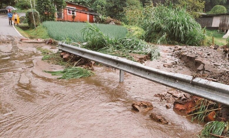 Emergencia por desbordamiento de quebrada impacta múltiples comunidades en Tierras Altas 1