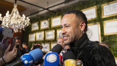 Neymar subasta una zapatilla bañada en oro para recaudar fondos en medio de críticas 23